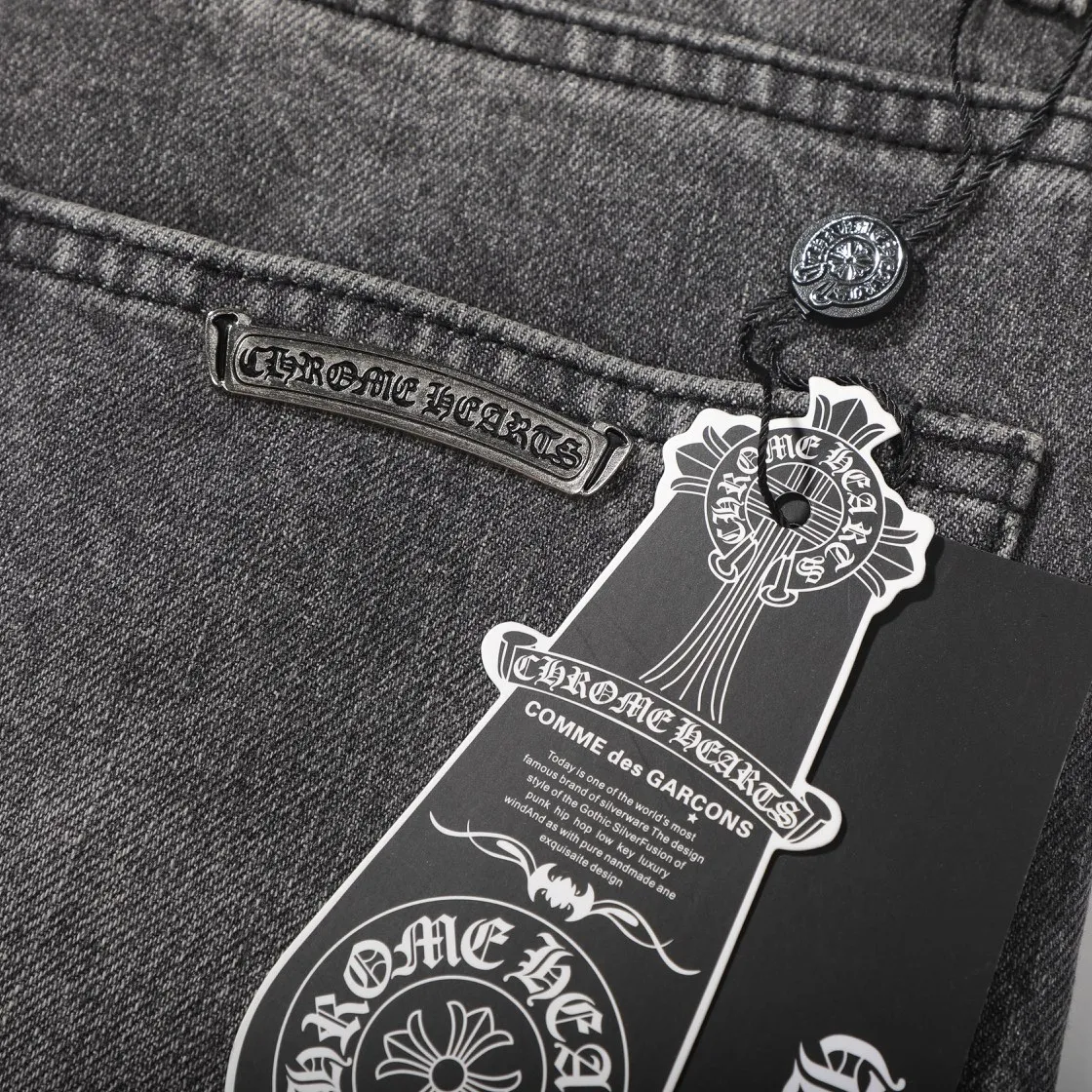 P310 (top version) Chrome hearts new city-limited flame gray jeans Chrome hearts city-limited jeans Hardware customization Original development vintage levis American-made 501 black and gray base version Levi's American-made 501 base version Imported sheepskin 925 silver remake [Top heavy industry fashion design] Consistently high-street luxury style. Speaking of this style, the Zangyin family and GU family are definitely the leading representative brands. Especially the Zangyin family has really achieved a state-of-the-art effect in creating high-street style. The unique washed material is used to create this style. The color system is already quite eye-catching. After it is decorated with patchwork cross flowers, it cleverly highlights the charm of the brand. Secondly, this style uses classic The high-waist cutting design highlights the long legs and fashionable temperament of the upper body. The brand is highly recognizable and the slim fit configuration is more suitable for daily wear. It is a product that interprets personality, fashion, and specifications at a glance. This single product is enough to make any fan excited. It can be a white T-shirt for a youthful college style, or a tight suspender for a royal style. It has strong matching ability and can be easily controlled by men.  [Materials and craftsmanship] Needless to say, this point goes without saying. As an excellent craftsman brand, Zangyin’s requirements for details and craftsmanship are really perfect. The washed color of this model has gone through so many processes, not to mention the embellishment of denim appliques. It is also purely hand-made and sewn. Just like what they believe in, only hand-made things have soul and have the meaning of wear. A top-notch heavy-duty fashionable denim item, I look forward to your perfect interpretation! !  Color: washed gray Size: S M L XL